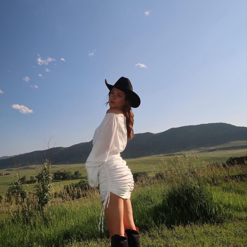 Elegant Off-Shoulder White Mini Dress - Picture 10 of 11
